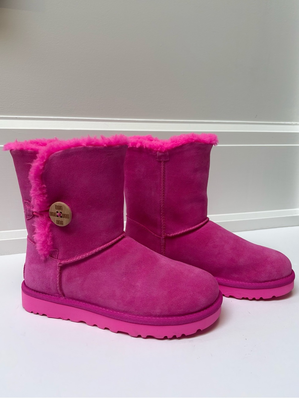 UGG Bailey Button II Sheepskin Boots - Hot Pink Fuchsia - Women’s Sz 6 -NWOB